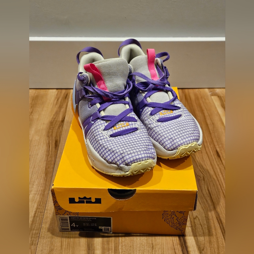 Nike LeBron Witness VII boys size 4